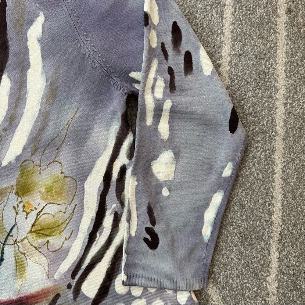 Mechant 90’s Lavender Watercolor Floral V-neck Sweater - Picture 3 of 4